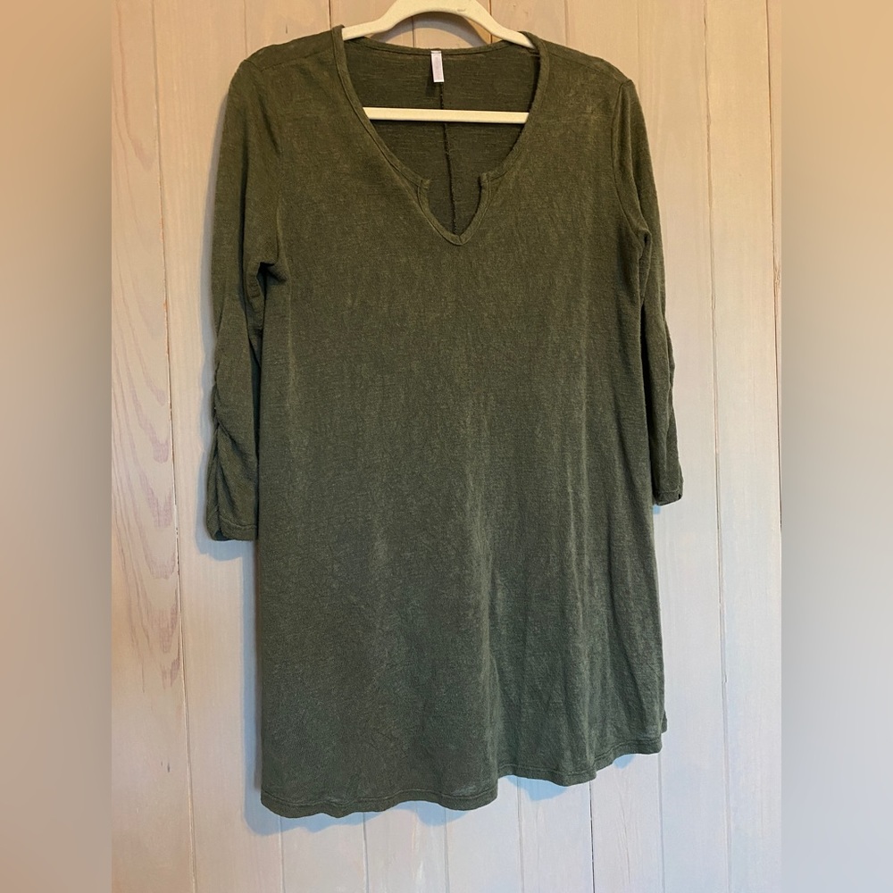 Hunter green knit top- bump friendly, L Pinkblush